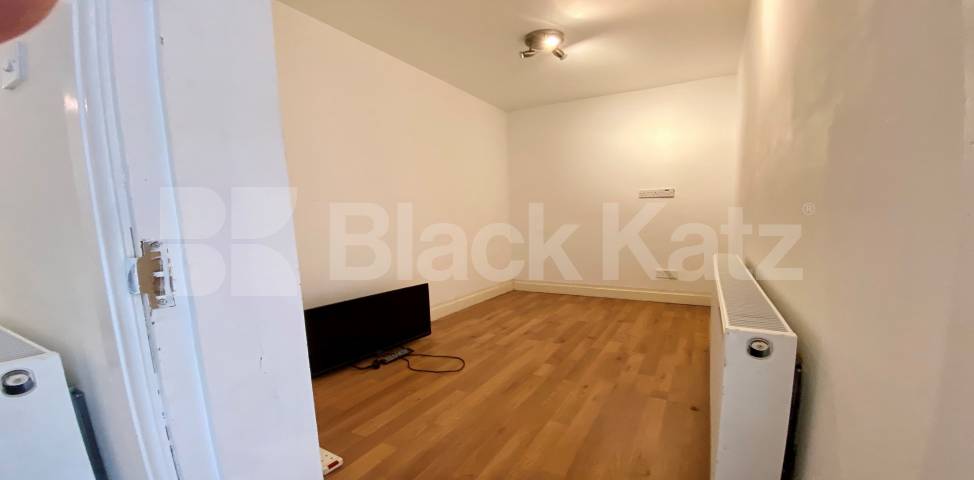 			LET , 3 Bedroom, 1 bath, 1 reception House			 Ainslie Walk, Balham